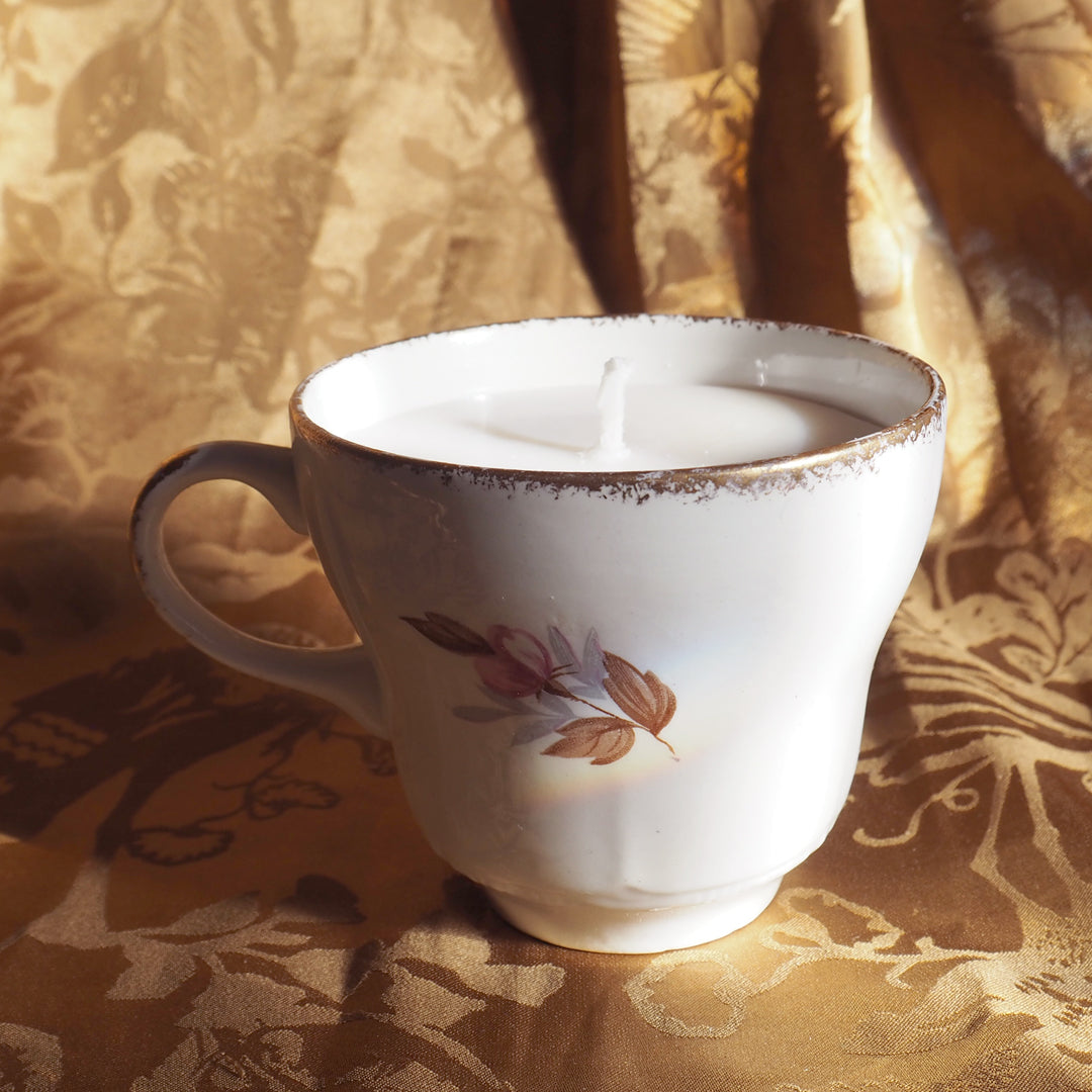 Bougie fleurs roses parfum au choix, dans une tasse de collection