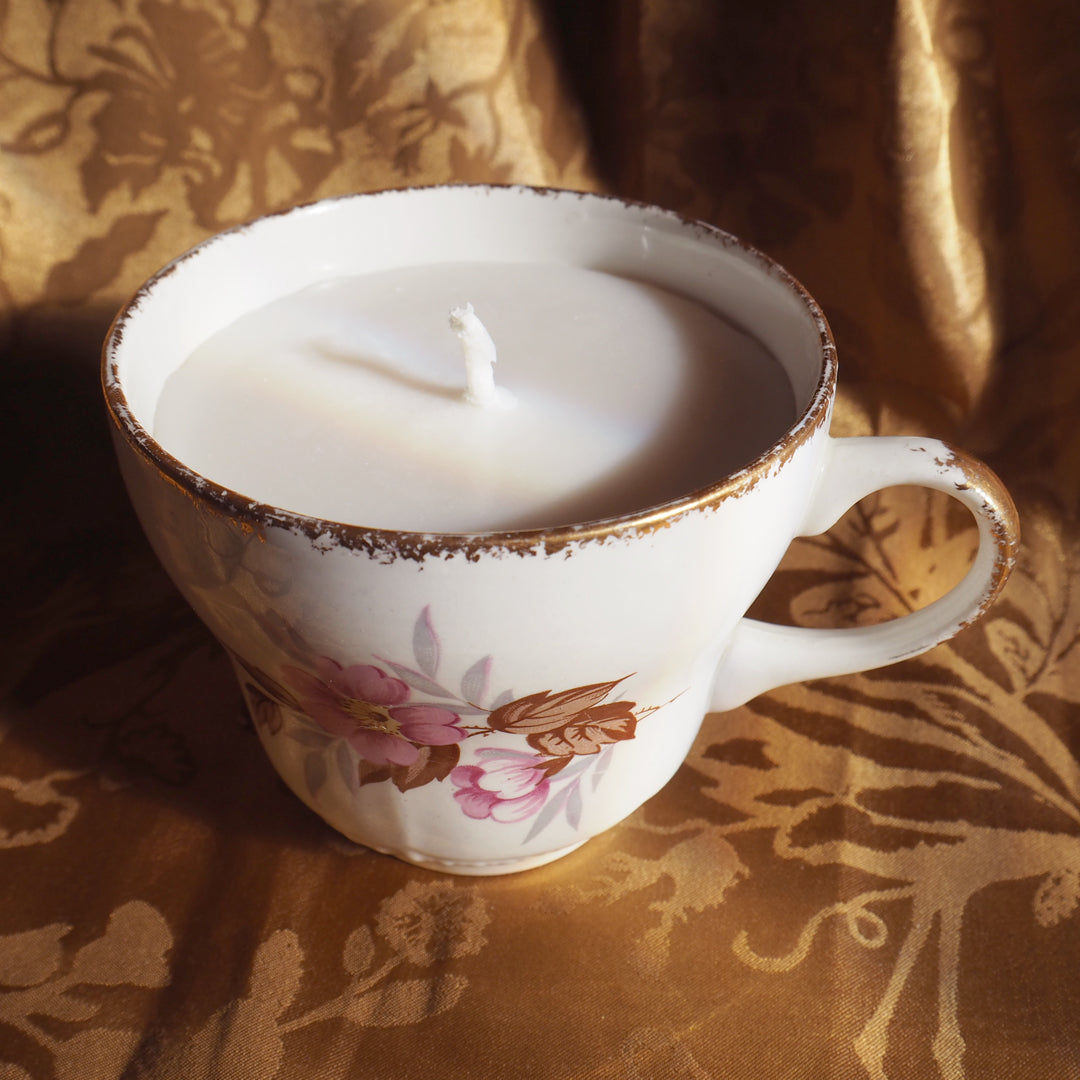Bougie fleurs roses parfum au choix, dans une tasse de collection