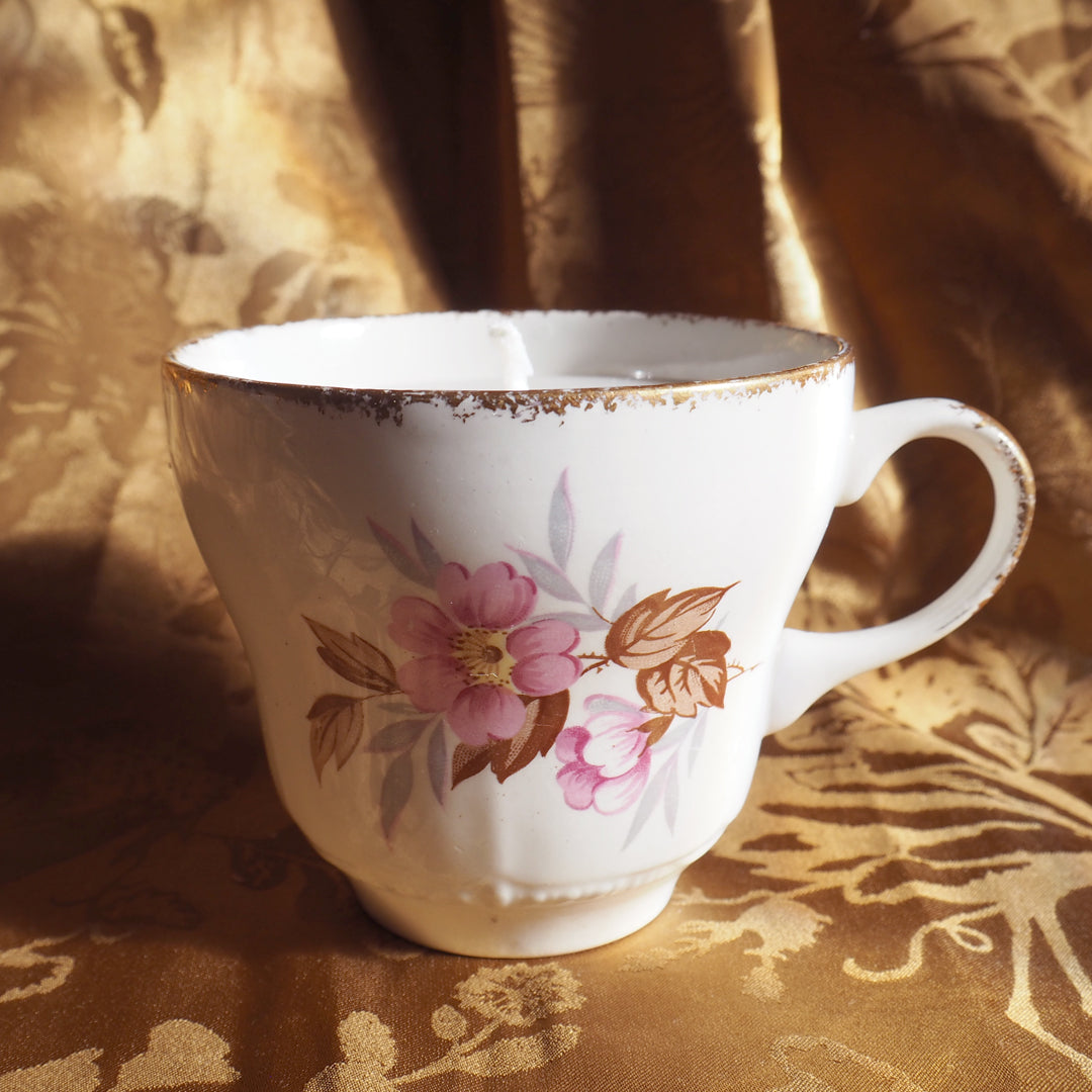 Bougie fleurs roses parfum au choix, dans une tasse de collection