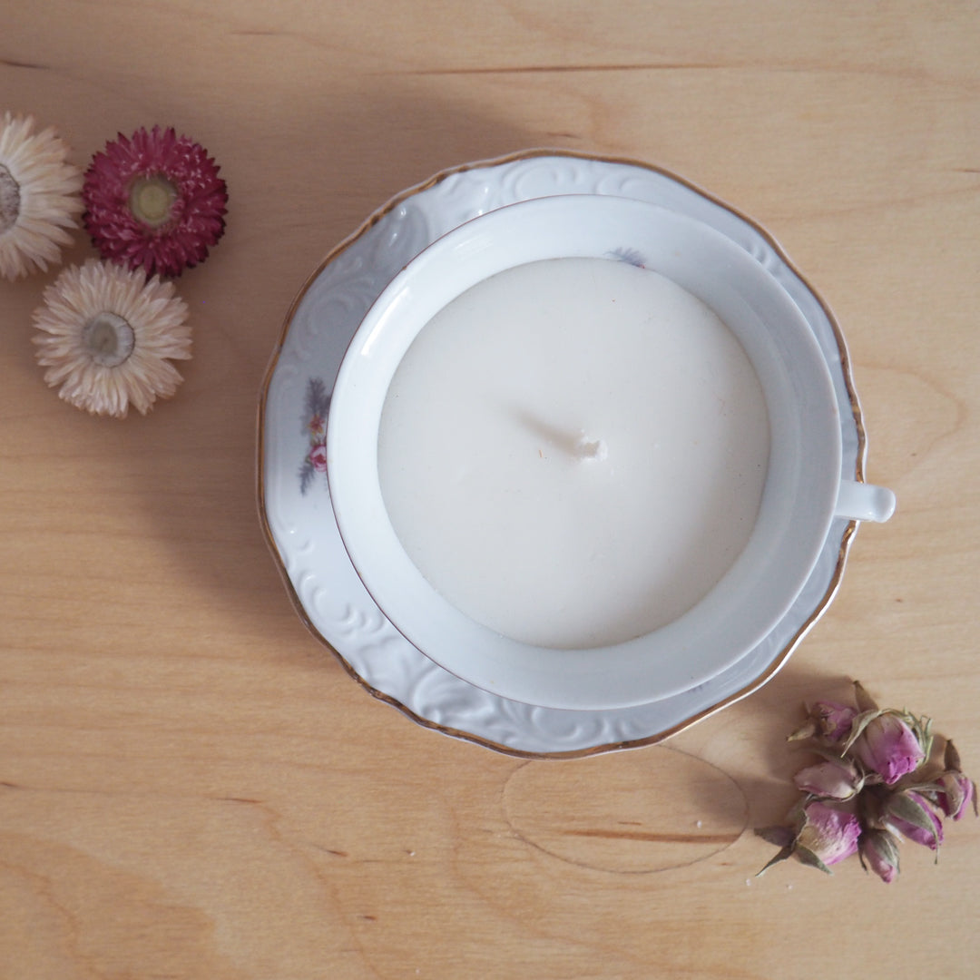 Bougie avec relief fleuri parfum pommes cannelle