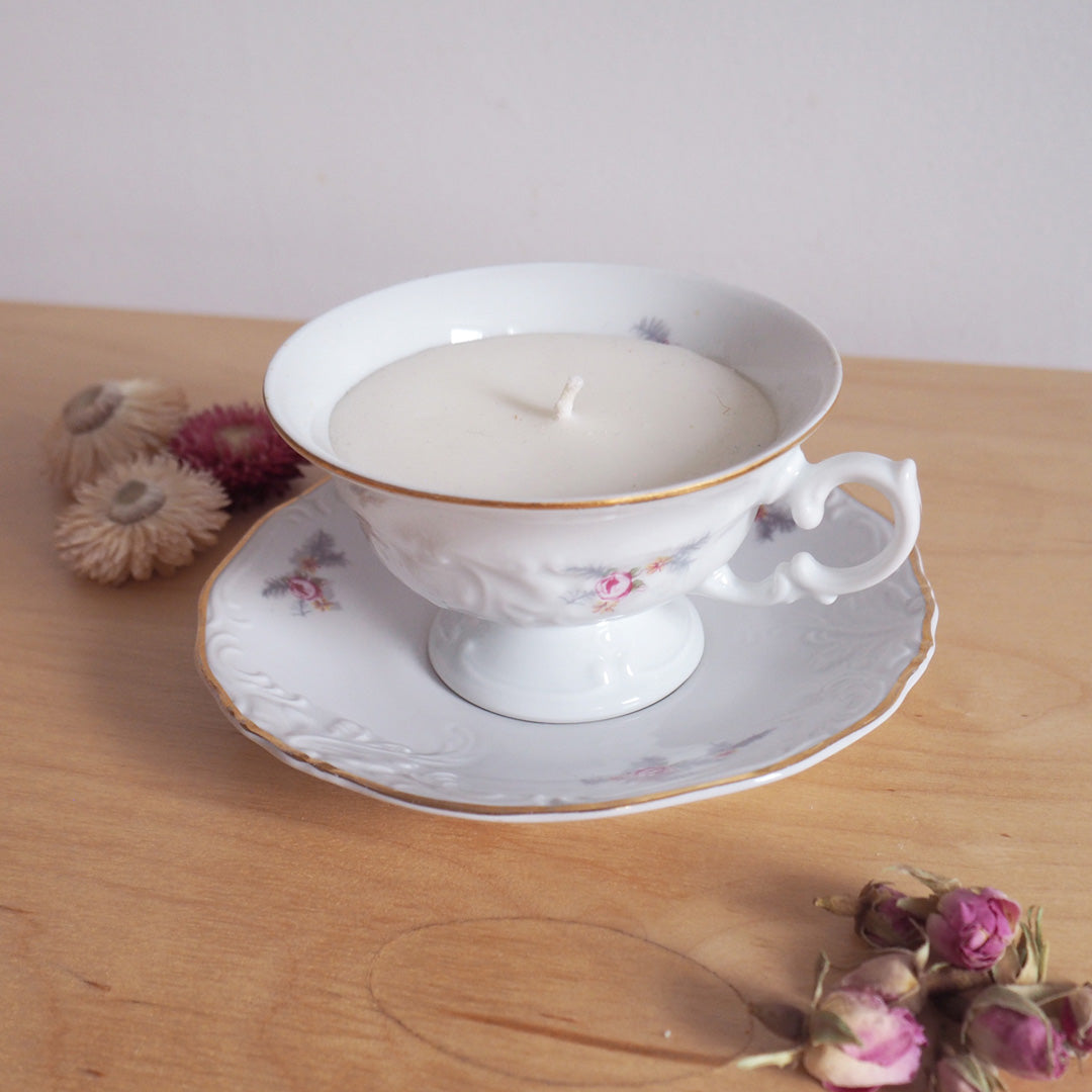 Bougie avec relief fleuri parfum pommes cannelle