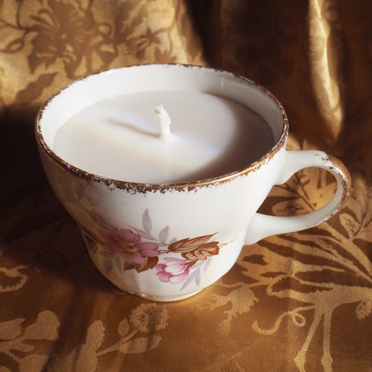 Bougie fleurs roses parfum au choix, dans une tasse de collection