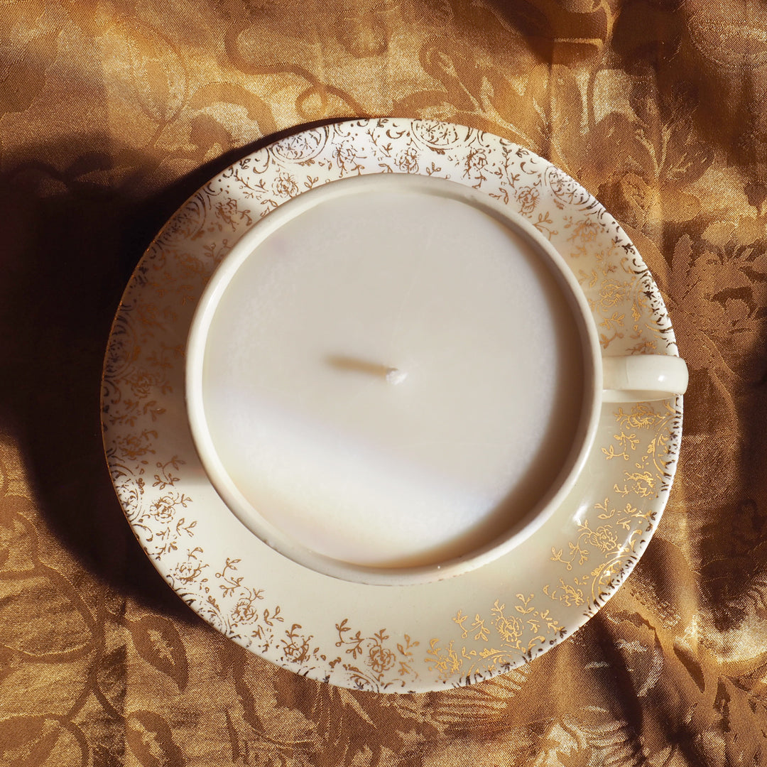 Bougie fleurie dorée parfum au choix, dans une tasse de collection