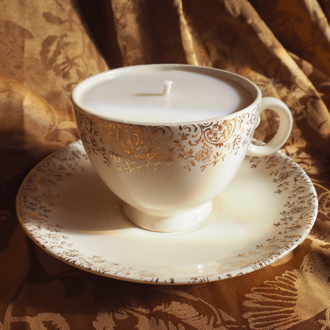 Bougie fleurie dorée parfum au choix, dans une tasse de collection