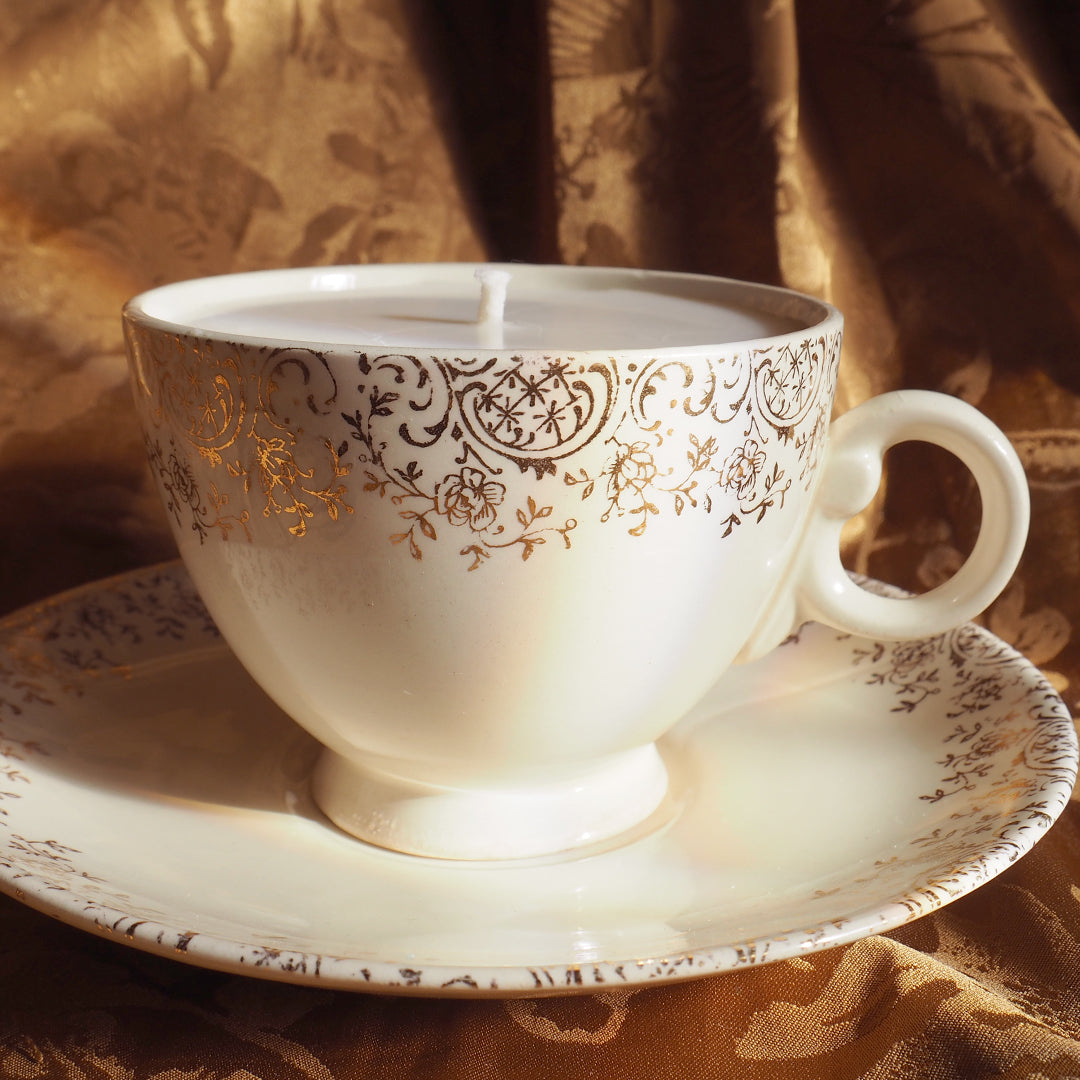Bougie fleurie dorée parfum au choix, dans une tasse de collection