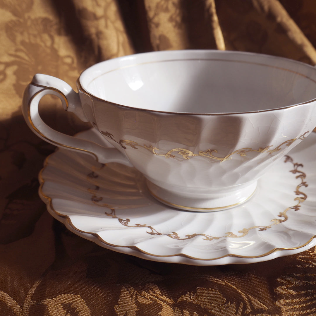 Bougie grande tasse dorée parfum agrumes gingembre, dans une tasse de collection