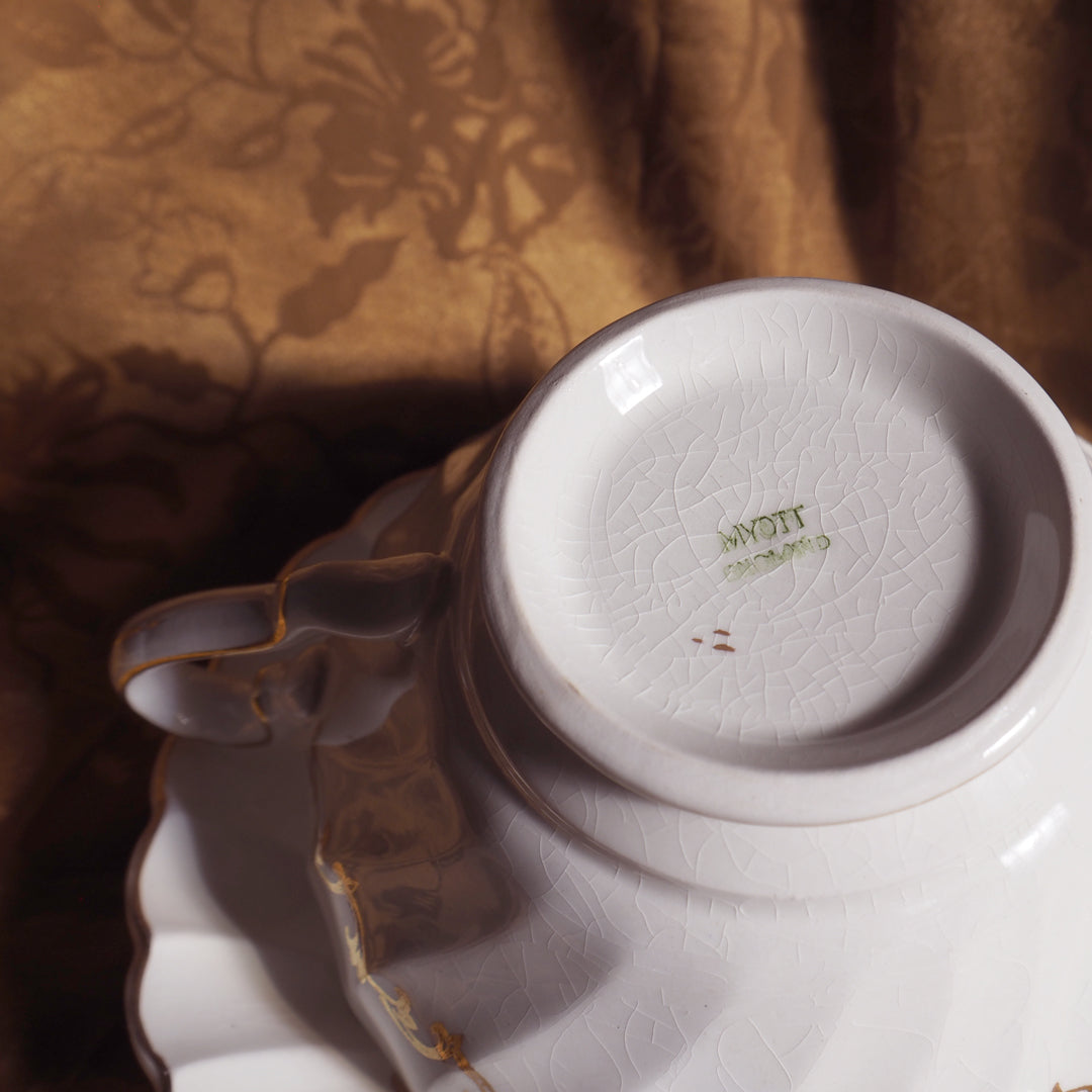 Bougie grande tasse dorée parfum agrumes gingembre, dans une tasse de collection