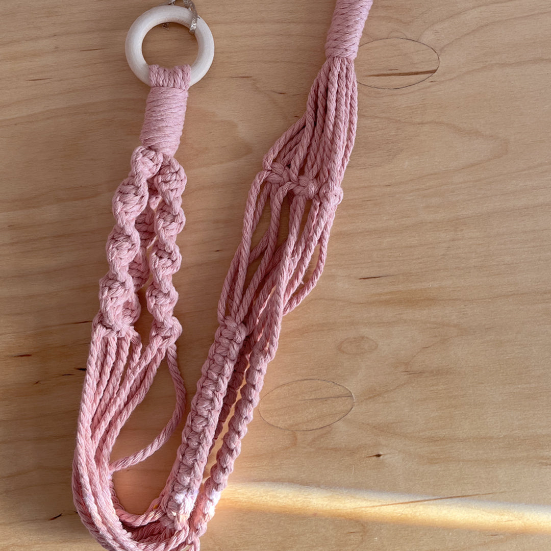 Jardinière en macramé, faite avec de la corde de coton recyclé