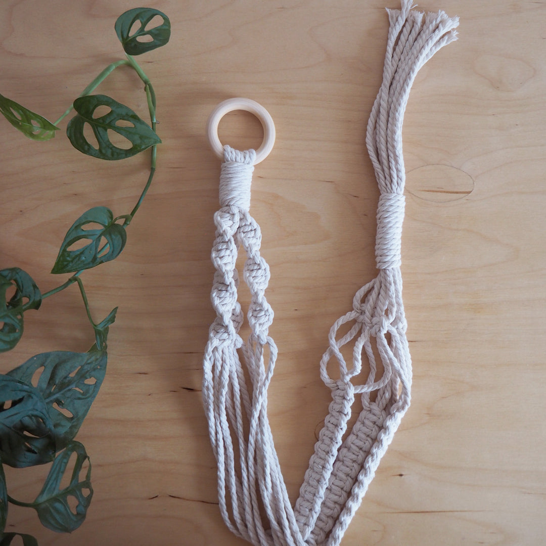 Jardinière en macramé, faite avec de la corde de coton recyclé
